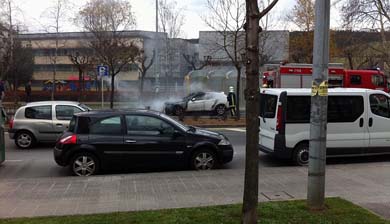 Un coche arde en plena calle