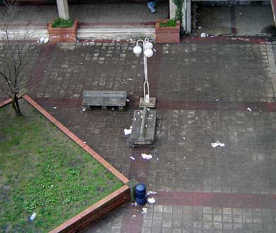 Ruidos y suciedad tras el botellón en Plateruen plaza