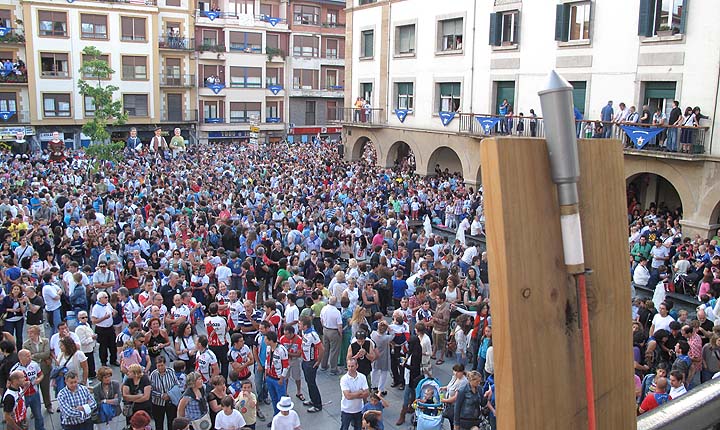 Ametx invita a 6 artistas locales a realizar el cartel de los ‘Karmenes’