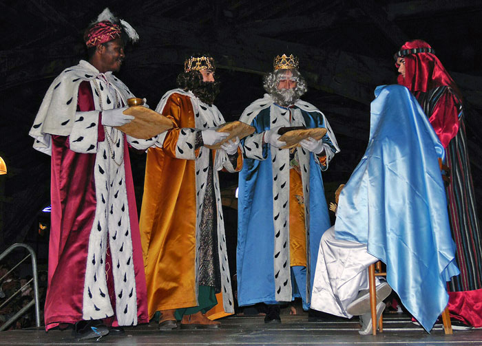 Los tres Reyes Magos en la adoración al belén en el pórtico de Durango. (Foto: Iker Barrutieta)