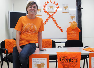 Susana del Amo con la camiseta del Maratón Solidario por la Leucemia.