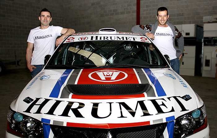 Iñigo Peña e Iban Tarsicio, junto al Mitsubishi Evo IX N+ con el que aspiran a ganar el Campeonato vasco.