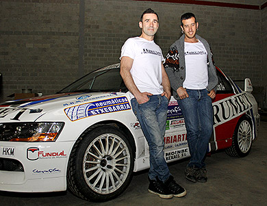 Iñigo Peña e Iban Tarsicio, junto al Mitsubishi Evo IX N+ con el que aspiran a ganar el Campeonato vasco.