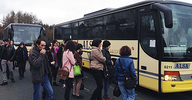Usuarios esperan en Otxandio un autobús de Alsa de reemplazo. (Fotos: @julenor)