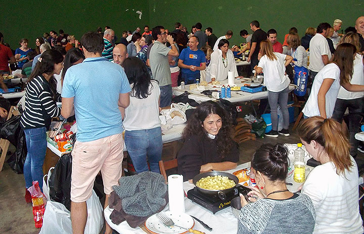 El frontón volvió a llenarse con los participantes al concurso de tortillas (fotos: Nerea Azkorbebeitia)