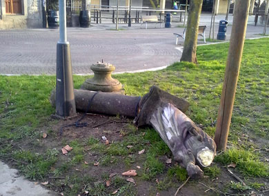 La estatua del parque de Tabira ha sido derribada este fin de semana.