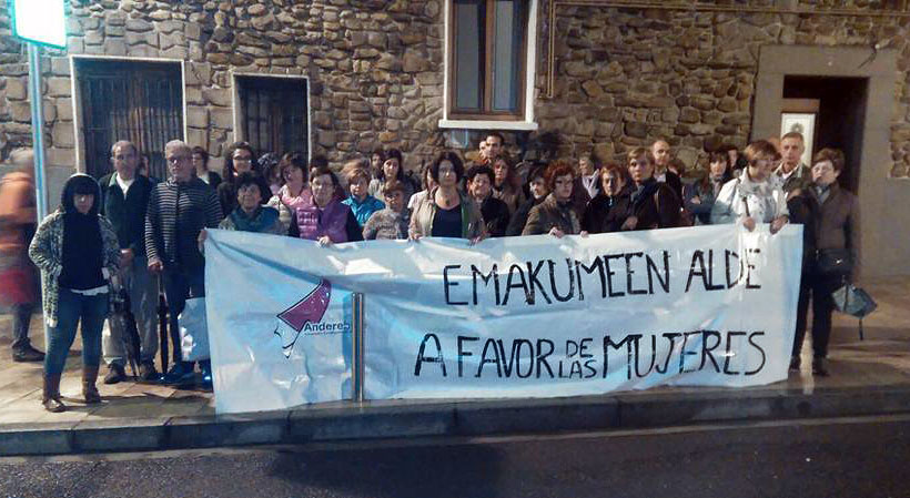 Mujeres en una concentración anterior en Iurreta. (Foto: Anderebide)