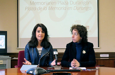 Aitziber Irigoras y Aintzane Ezenarro, en la presentación de 'Plaza de la memoria' en Durango.