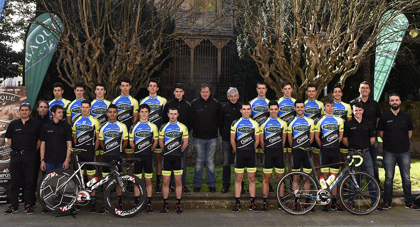 El conjunto ciclista Baqué-Campos de 2016, junto al equipo técnico, en el Palacio Garai de Durango (Baqué-Campos)