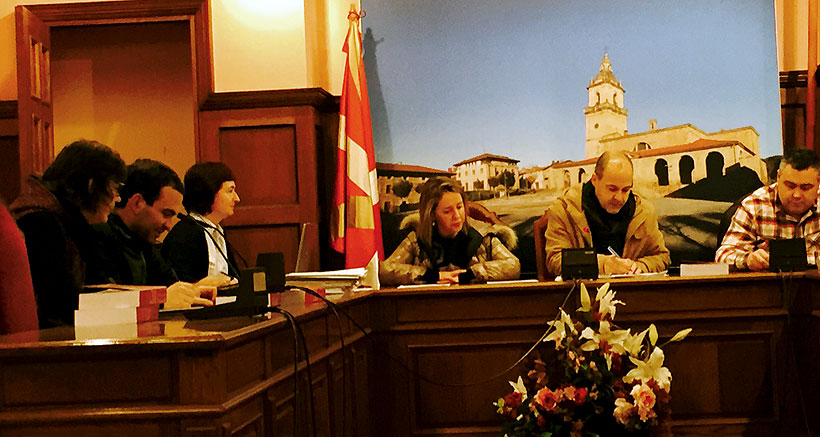 Los concejales de Bildu y los del PNV en un pleno de Iurreta.