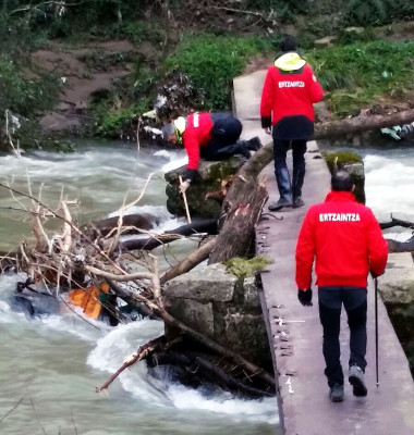 Agentes de la Ertzaintza durante la jornada de hoy, en el río Ibaizabal. 