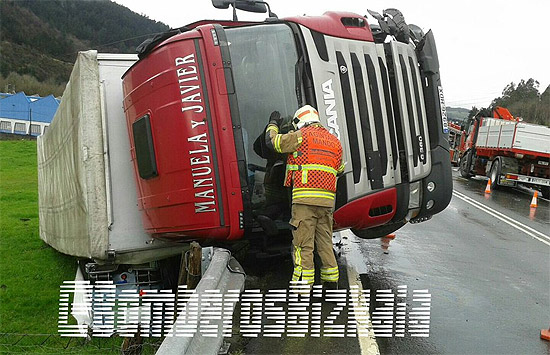 El camión ha volcado tras el impacto (foto: Bomberos Bizkaia)