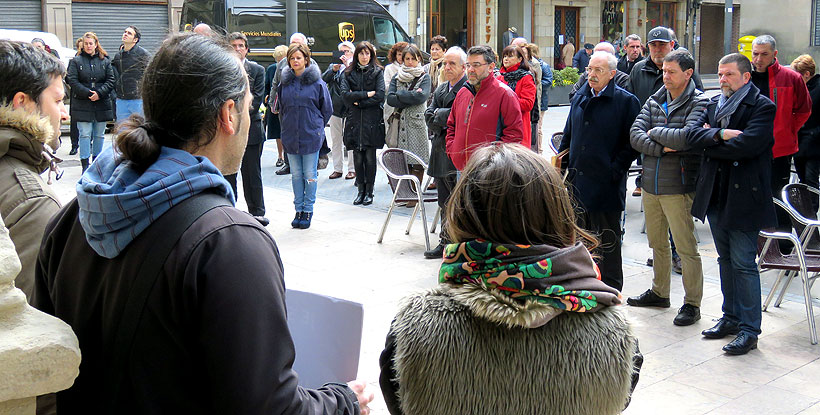 La concentración celebrada en Durango en solidaridad con las víctimas de los atentados de Bruselas.