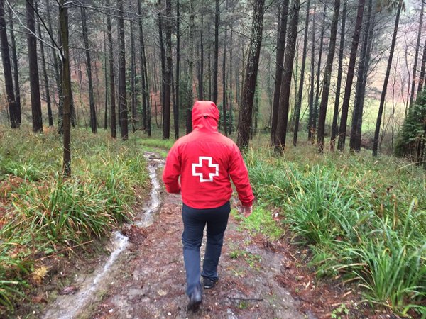 Un voluntario de la Cruz Roja rastrea una zona montañosa próxima a Abadiño.