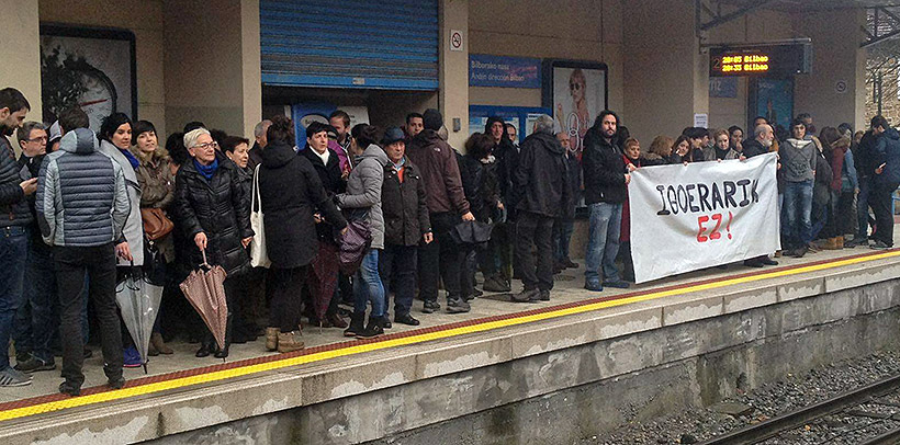 Imagen de la concentración del pasado viernes en la estación de Berriz (foto: EH Bildu)