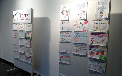 Algunos de los dibujos que pueden verse en la exposición en el Centro Zelaieta.