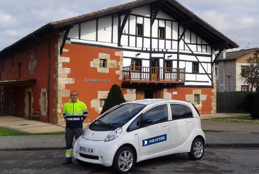 La empresa del servicio de agua en Amorebieta compra un coche eléctrico para reducir las emisiones
