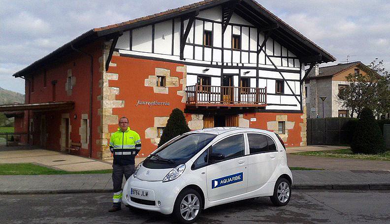 La empresa del servicio de agua en Amorebieta compra un coche eléctrico para reducir las emisiones