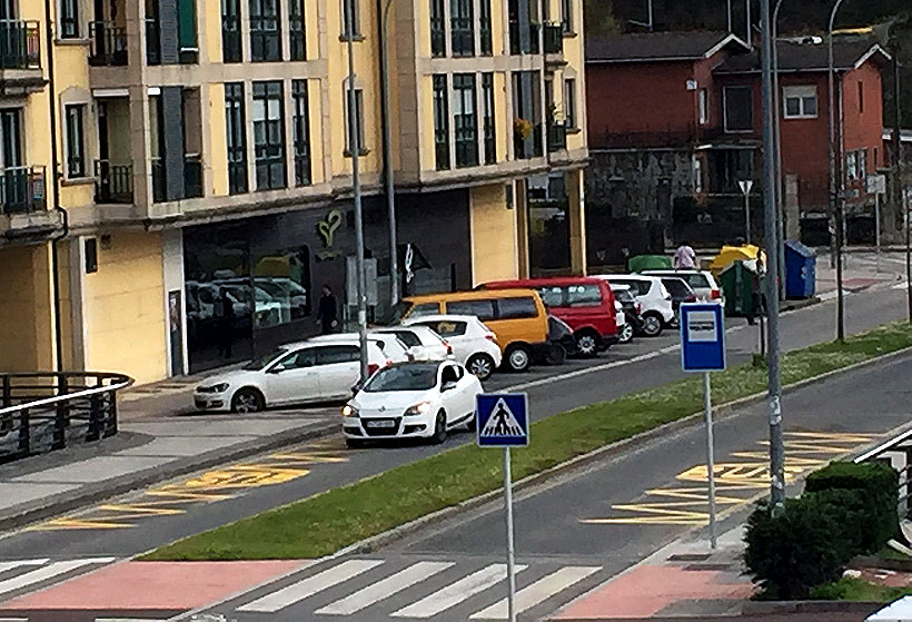 Las paradas de autobús se han señalizado sobre la carretera de la calle Arriluzea.