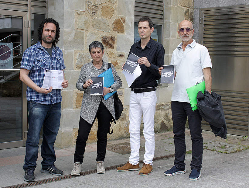 Cámara, Amezua, Moreno y Esteban, con un boletín informativo que van a buzonear en Berriz.