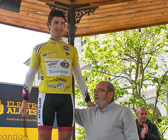 García, con el maillot de líder del 'Pipas Saria' (foto: Fed. Vizcaina de Ciclismo)