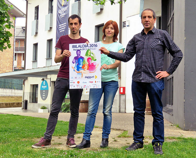Larruskain, Maortua y Gómez muestran el cartel del Ibilaldia 2016.