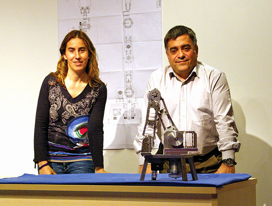 La profesora Bego Gómez y el director Tomás Maguregi muestran un prototipo desarrollado durante este curso en el centro.