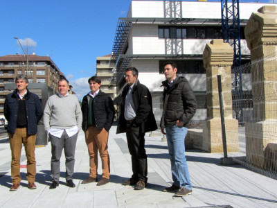 Los responsables municipales y de la empresa Lasuen durante la presentación de las reformas realizadas en la calle San Miguel.