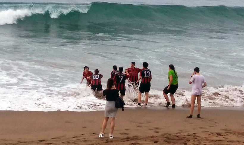 Las duranguesas celebraron el título con un chapuzón en la playa de Bakio.