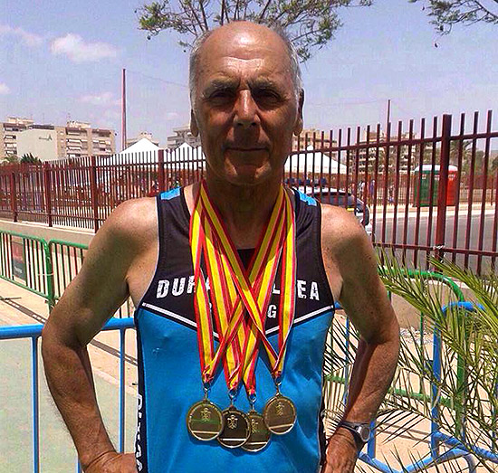 Romero, con las cuatro medallas de oro conseguidas en Elche (foto: Durangaldea Running