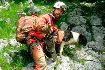 La Ertzaintza rescata a un perro atrapado en una sima de Mañaria