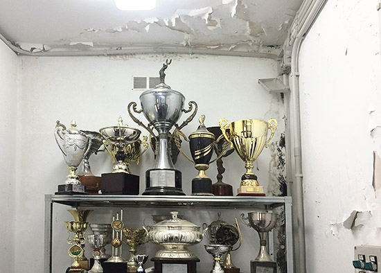 trofeos humedad campo fútbol Zaldibar