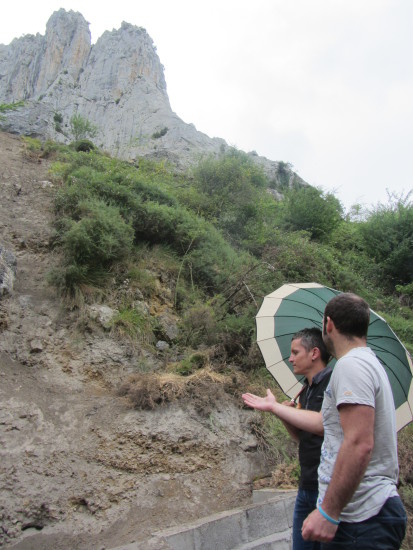 Dani Maeztu y Mikel Urrutia observan la zona en la que se produjo el vertido.