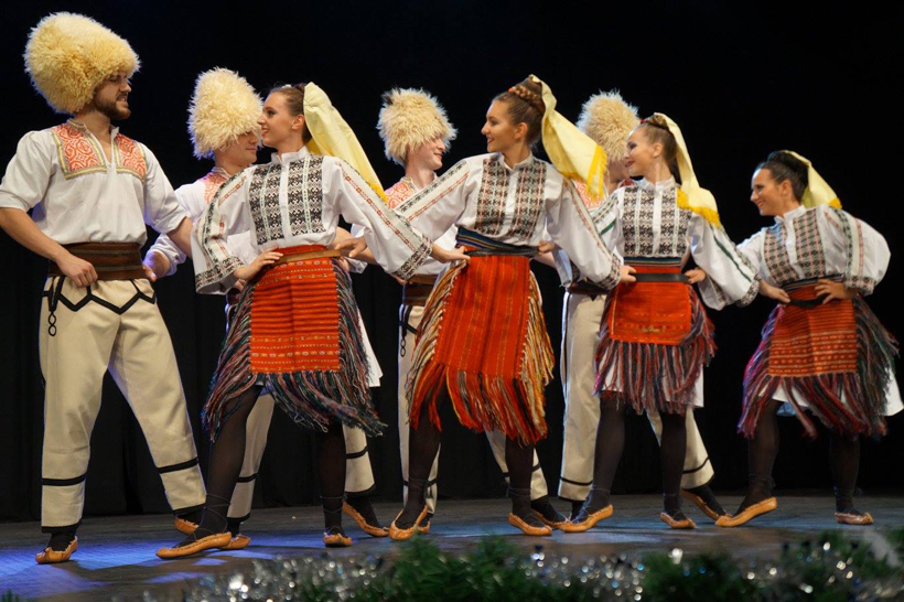 Orce Nikolov taldeak Mazedoniako dantzak, kantuak, musika eta janzkerak zaintzen ditu.
