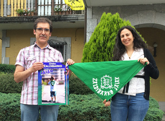Zubizarreta y Baigorri muestran el pañuelo de fiestas con el nuevo escudo municipal.