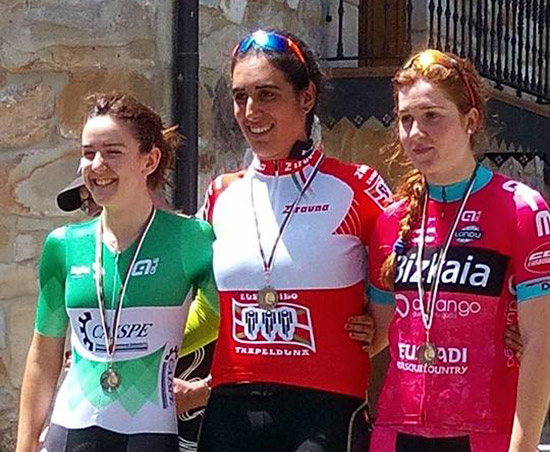 Isasi, en el centro, posa con el oro del Campeonato de Euskadi.