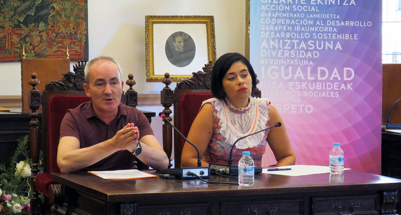 Alfonso García, director foral de Empleo, y la teniente de alcalde Pilar Ríos.