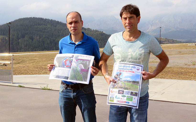 Roland Isoird y Joseba Arregi posan frente a los terrenos por los que discurrirá parte de la prueba.