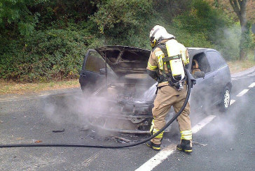 Un coche en llamas obliga a cortar el tráfico en la carretera de Urkiola