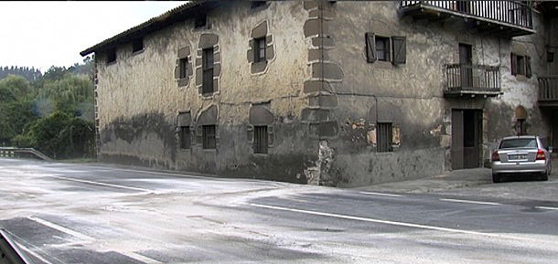 Los daños en el muro del caserío de Boroa son visibles. (Foto: eitb.eus)