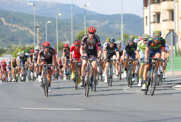 El pelotón de la Vuelta se hace notar a su paso por Durangaldea