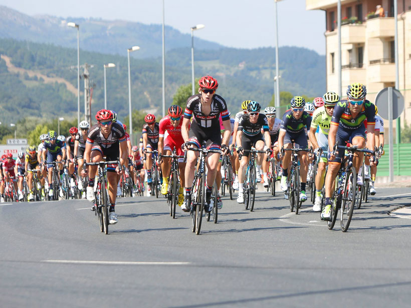 El pelotón de la Vuelta se hace notar a su paso por Durangaldea