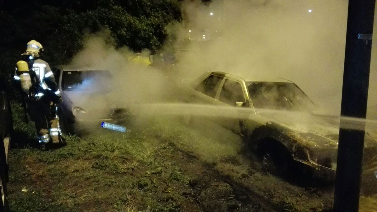Calcinados dos coches en Iurreta tras un incendio fortuito
