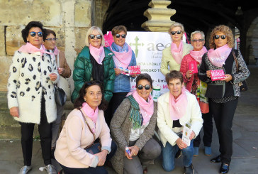 Lazos rosas y gafas para visibilizar el cáncer de mama en Durango