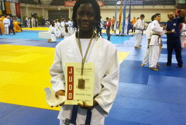 La judoka durangarra Deniba Konare se cuelga la medalla de oro en el Torneo Villa de Avilés