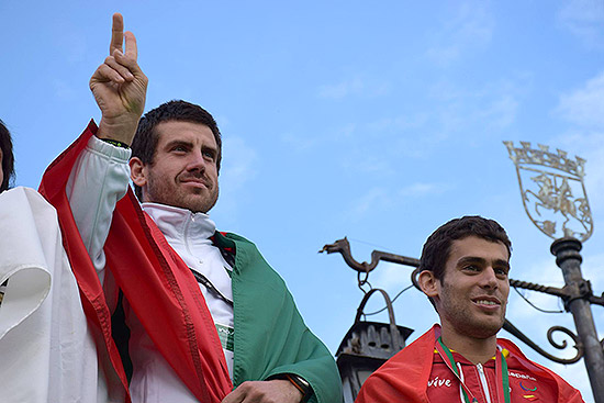 Asier Santos 'Tigre', a la derecha, tras la entrega de medallas (foto: Running Wonders)