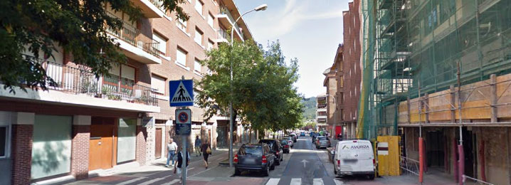El atropello del ciclista a una mujer de 71 años ha tenido lugar en la calle Juan Mari Altuna de Durango.