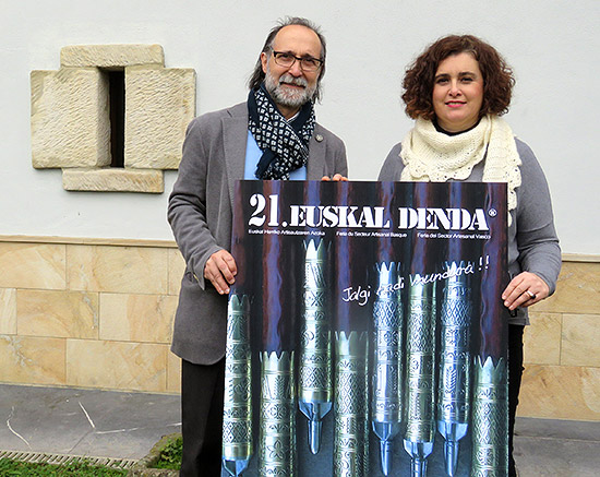 Vidal, junto a Olatz Pujana, de Arbaso, con el cartel de la Euskal Denda..