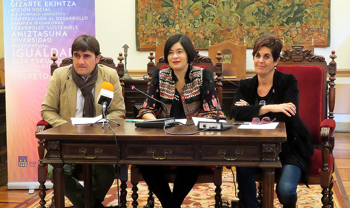 Ricardo Pérez, Pilar Ríos y Mari Jose Balier, en la rueda de prensa sobre el Plan de Empleo de Durango.