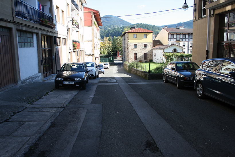 La calle Belengua cuenta con un tramo sin aceras.